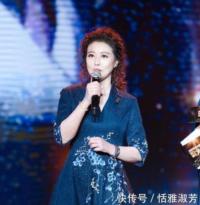 52岁周海媚重回颜值巅峰!只是烫了泰迪卷,美
