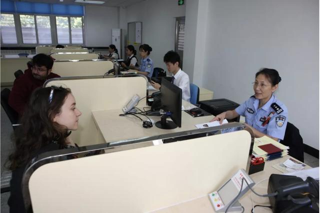 吸聚外籍人才 五项出入境新政落地