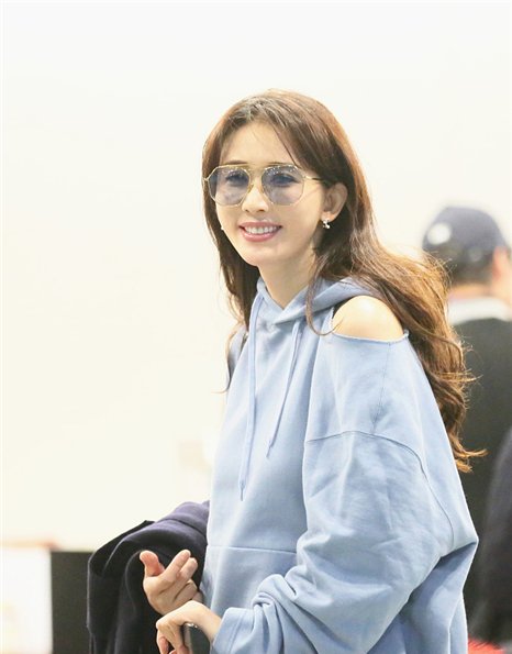 林志玲穿露肩卫衣展甜美笑容 嘟嘴卖萌可爱到