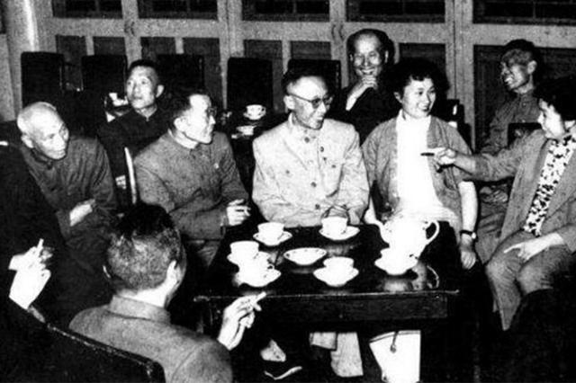 溥仪再婚去办结婚证,工作人员问了溥仪一个问