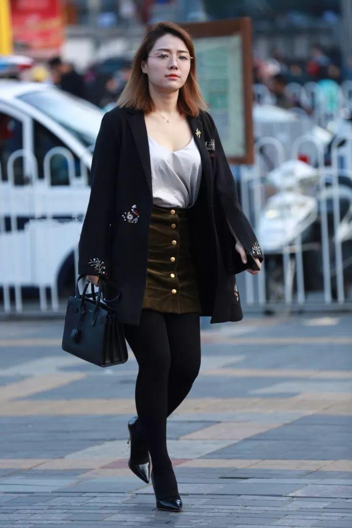 街拍丝袜低胸开放戴眼镜的大姐姐, 性感知性