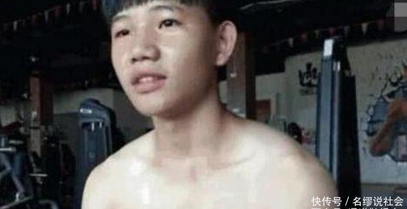 13岁男孩每天坚持健身,4年时间练出八块腹肌,