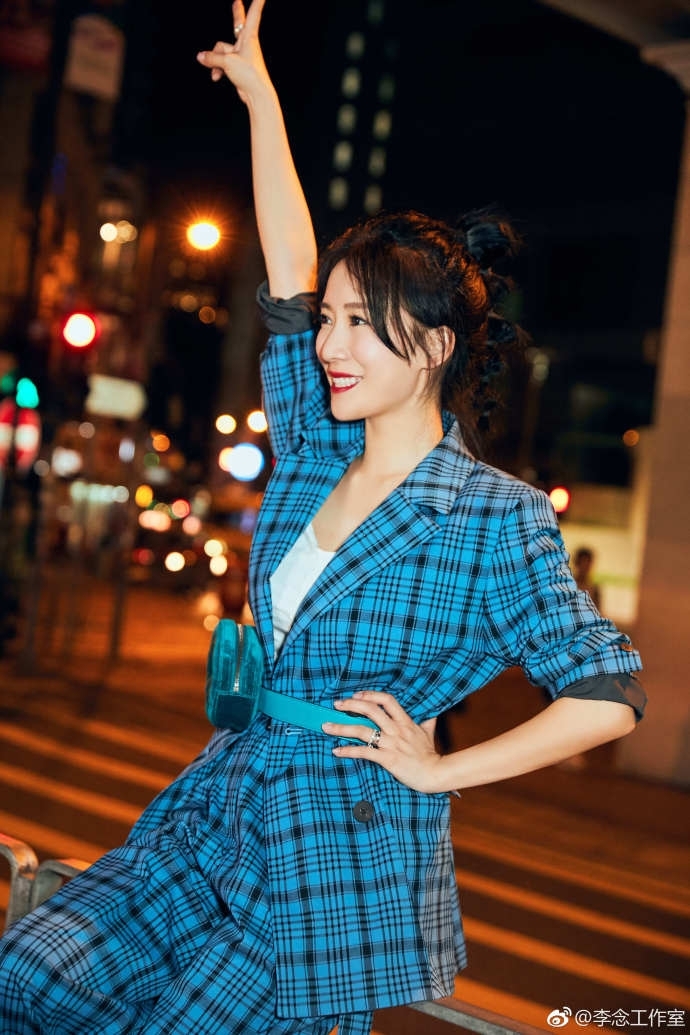 李念时尚街拍来袭，精致的妆容，时尚套装变身工作女郎！网友：撩人