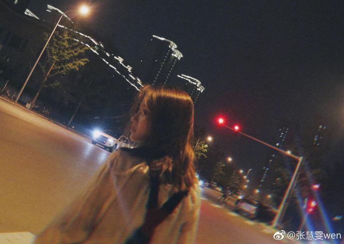张慧雯真的太美啦！夜色下的她，走过无人的街头！网友：想去陪她
