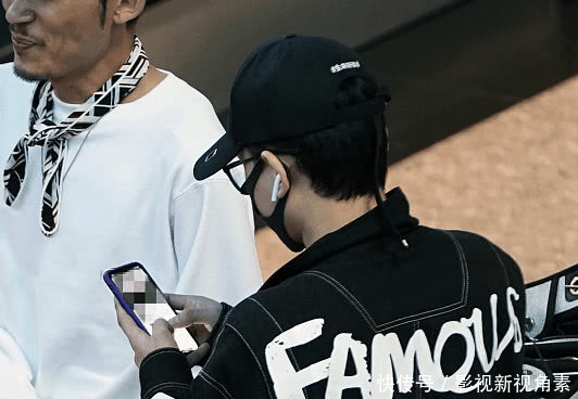 还是红不过老婆,谢娜粉丝破亿,张杰机场无人识