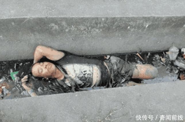 女子路过臭水沟发现一具“尸体”,之后救援人员来到现场却笑了!
