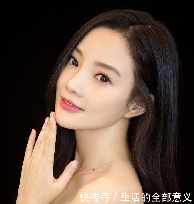 李小璐,把连衣裙穿出了高贵优雅,尤其是高跟鞋