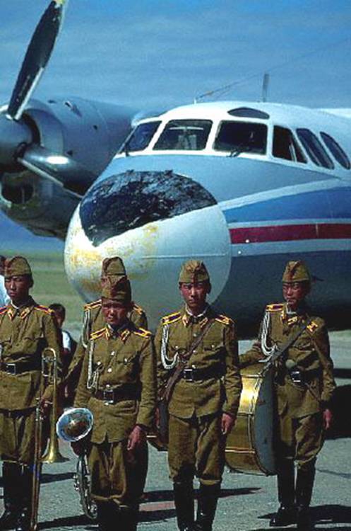蒙古空军从1988年起继续按苏联的模式编制,在人员和作战部队方面