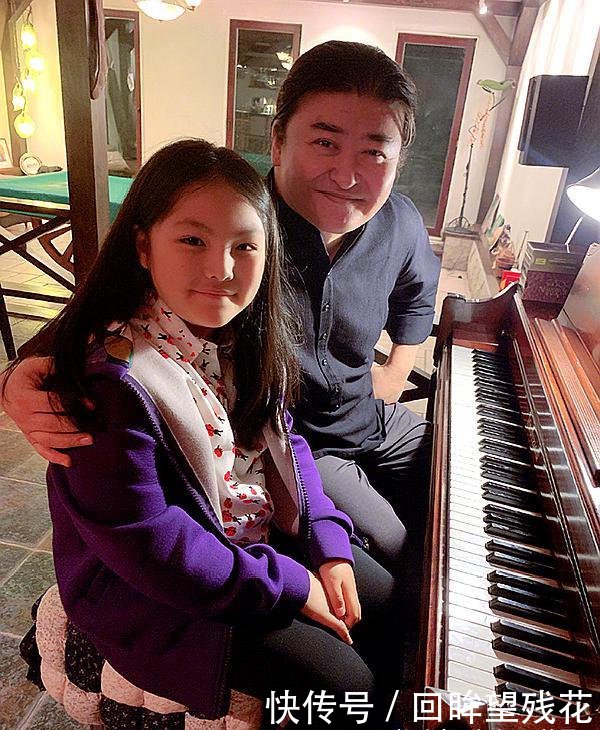 李湘晒女儿与刘欢合影,王诗龄的音乐启蒙教育