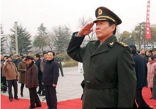 此人17岁下乡,34岁为副市长,58岁上将,父亲曾是主席