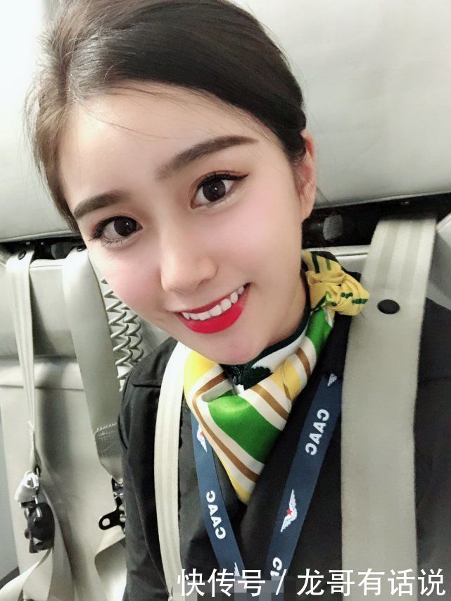 空姐情趣上下,手里拉着的行李箱,里面装的原来飞机推销词图片