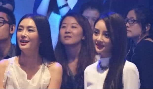 秦岚李小璐同框尽显疲态，昔日姐妹花就这样变路人？