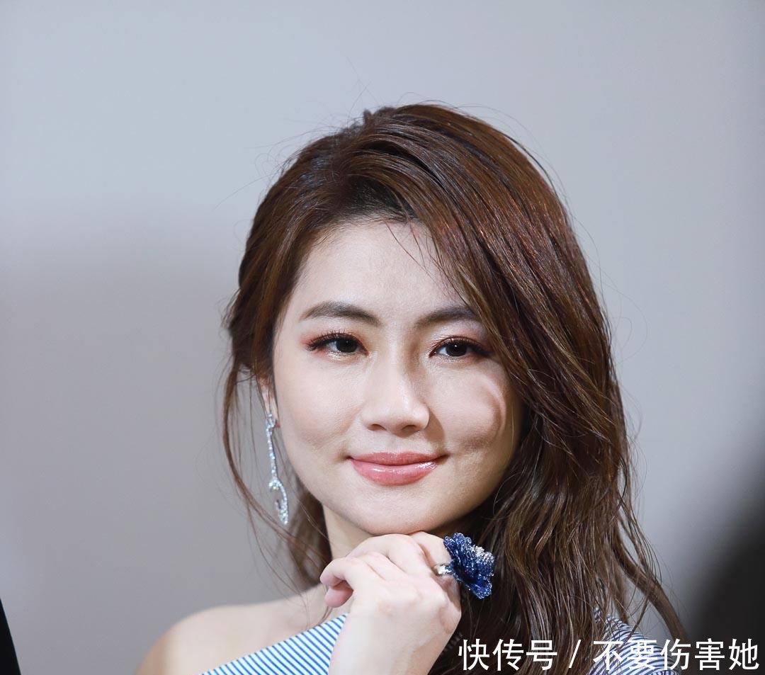 Selina经历烧伤后颜值回春 与妹妹任容萱同框气