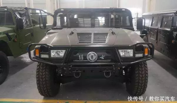 第一名:东风猛士,最为一款国产的军用车,它除了需要面对战场上残酷的地形,越野装载能力也是一个关键,它采用高低两速全时四驱系统,牵引质量达到2吨,让它在越野上的能力绝对秒杀上面三辆,现在东风猛士已经推出民用版,售价80万左右,在价位上比上面的也要便宜不少, 263财富网为您提供:公认最好的4款越野车,悍马H2仅排第三,第一名的国产太强大!.