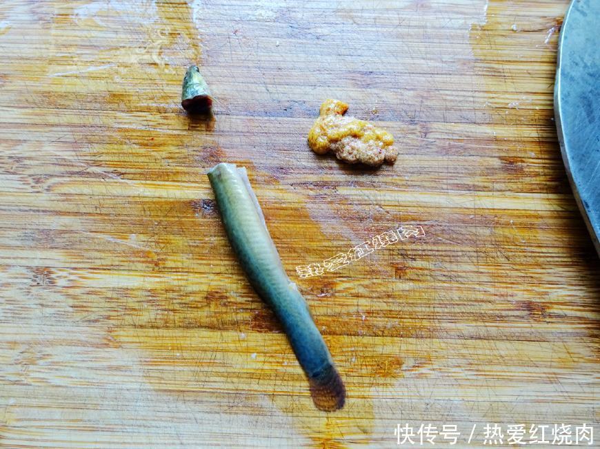 这鱼最适合夏天吃了，个头不大全身都是肉，配了酸汤一起炖超好吃