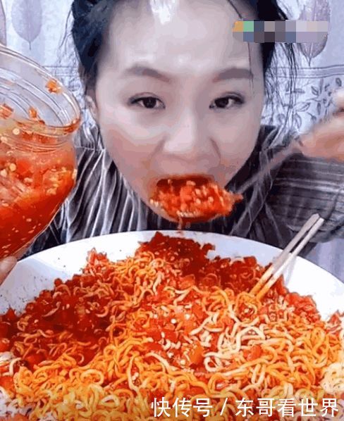 90后女主播直播吃辣椒泡面, 一天吃10碗, 看嘴