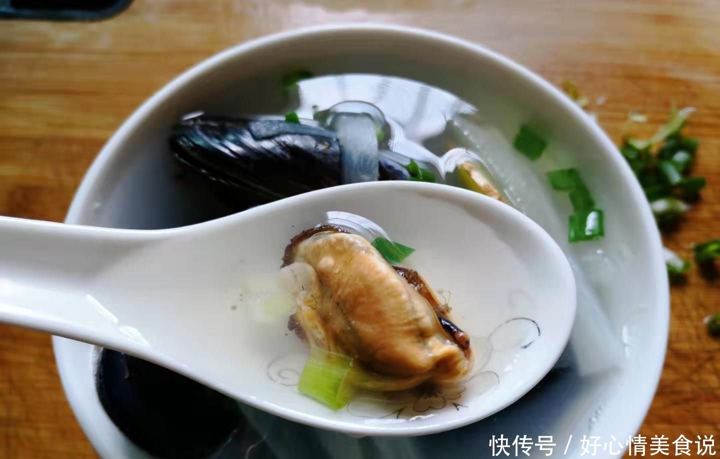 鲜美的海鲜和萝卜一起煮汤,真的是太鲜了,营养价值也非常高 通博官网app