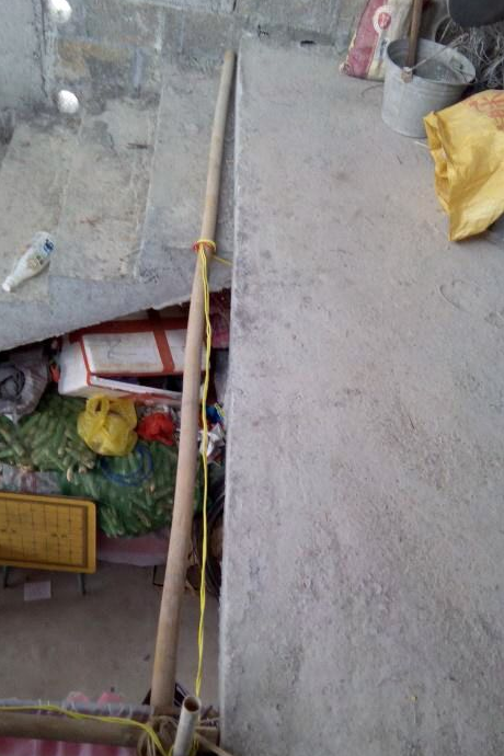 广西最奇葩的楼梯设计,遭邻居嘲讽:中间装个杆,下楼直接滑下去