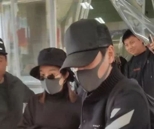 赵丽颖产后出院,冯绍峰全程用身体护送,撒红包