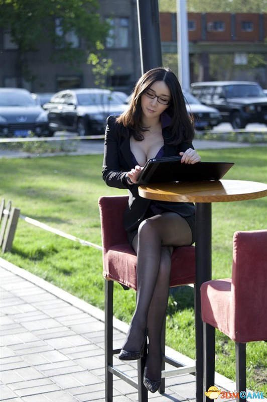 周一雷人搞笑囧图福利多 两美女卿卿我我羡煞旁人