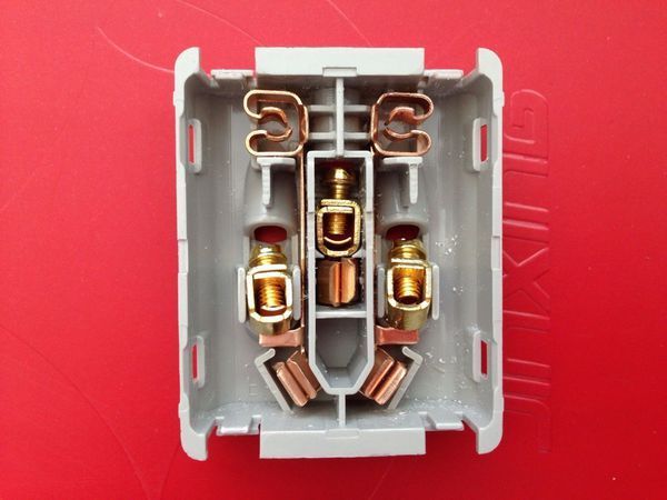 墙上的多用插座上的两孔和三孔都和地线连连吗