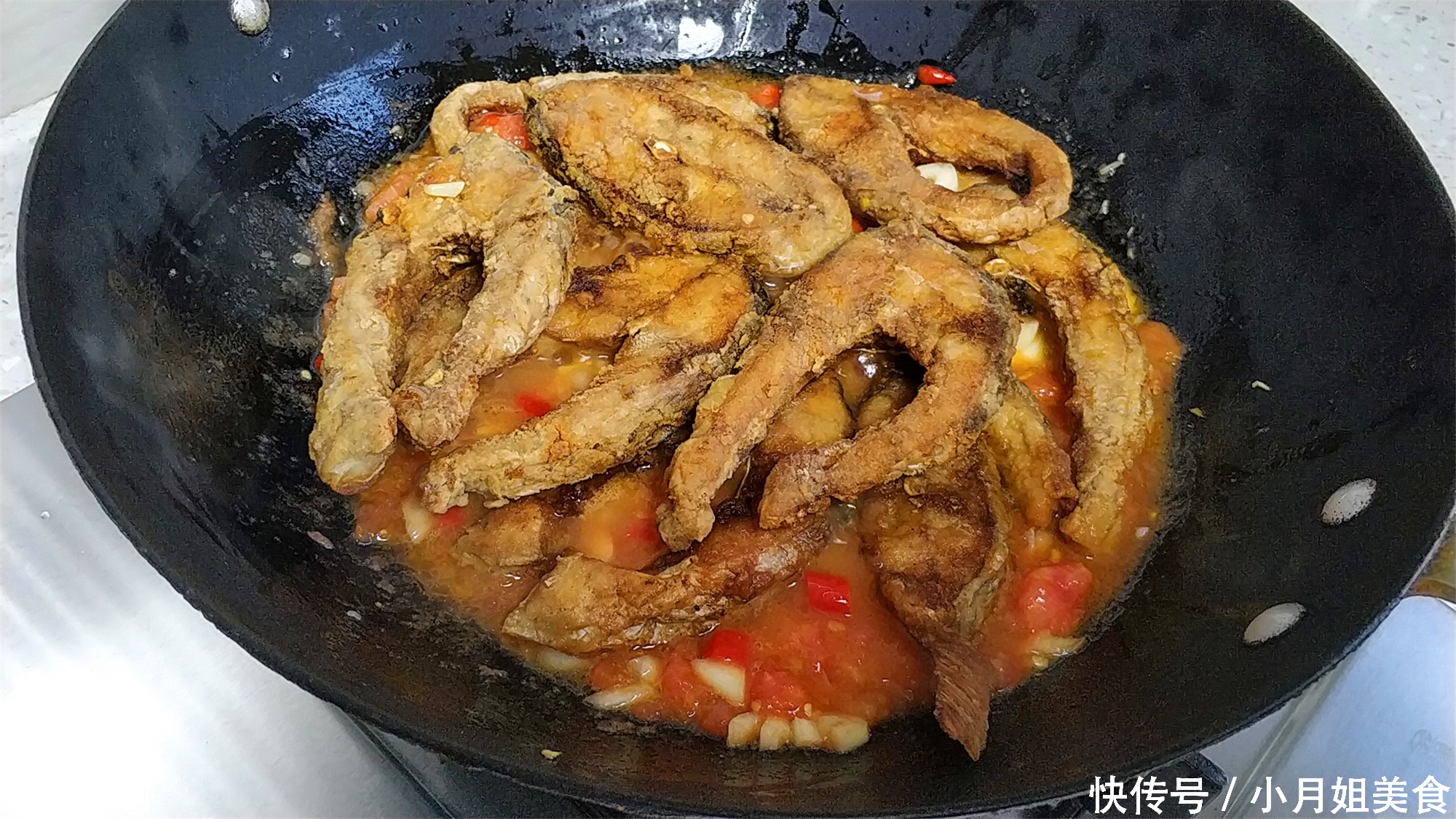 做家常炖鱼吃腻了,教你一种特色吃法,口感爽滑,开胃下饭