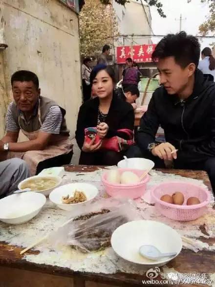 罗晋扛锄头易烊千玺钓鱼 明星回农村老家接地气