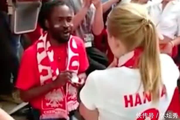 男子在世界杯观众席突然向女友求婚,国家队输