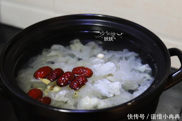 银耳怎么炖才能又粘又烂 t012f646713beecf49f.jpg