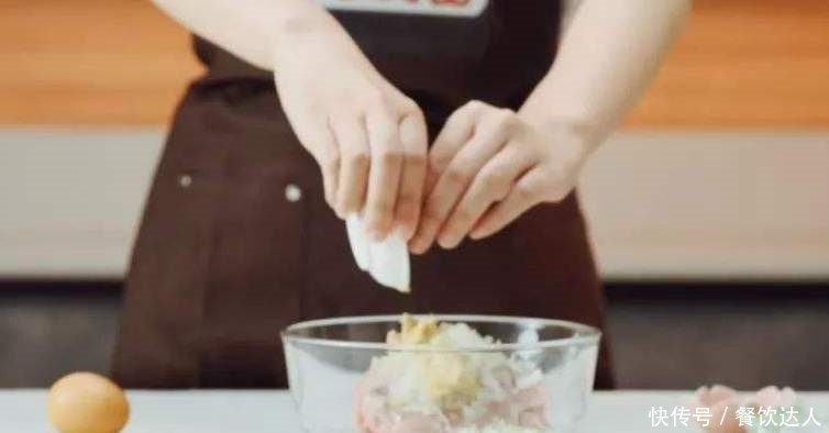 调肉馅时,先加水还是先放油?总有人做错,难怪