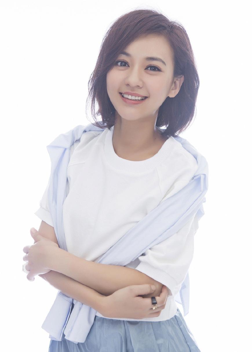 陈意涵和导演许富翔登记结婚,现场亲切同记者