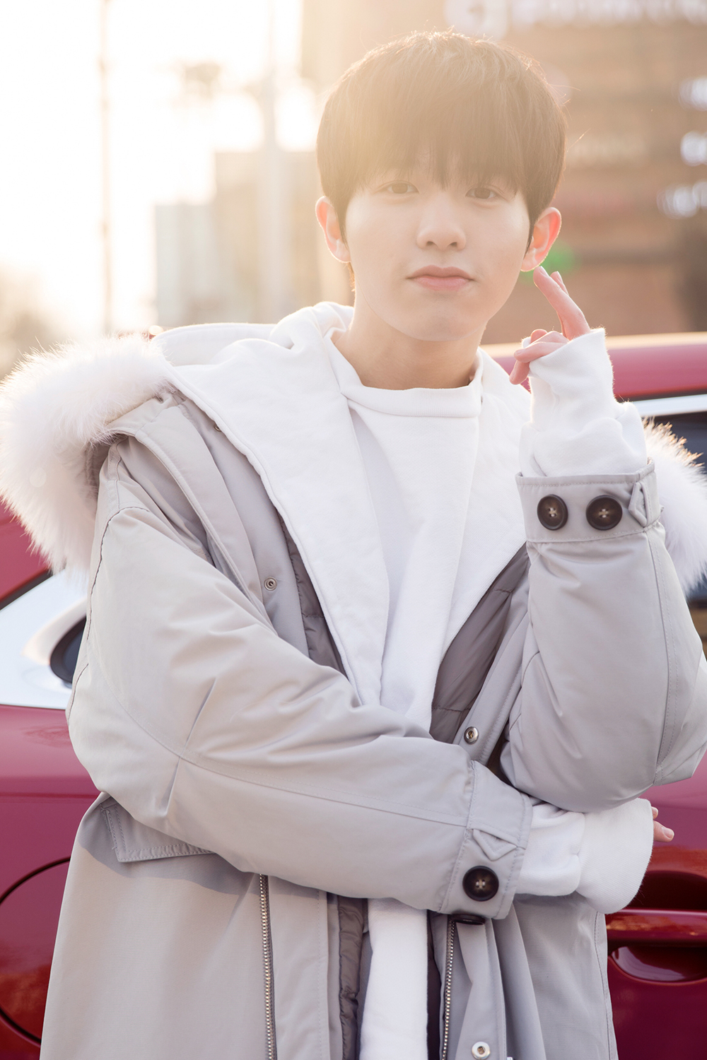 《明日之子》人气选手李昊发暖冬街拍 简单干