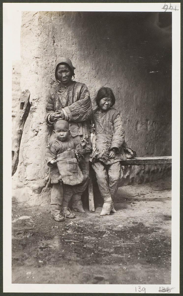 清朝末年的乞丐 一个个衣不遮体打着赤脚四处