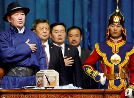 7月10日,蒙古国新总统巴特图勒嘎(前左)在首都乌兰巴托国家宫宣誓就职