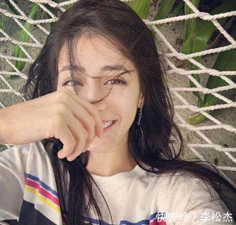 迪丽热巴大学街拍走红,画风清纯可爱,果然是一