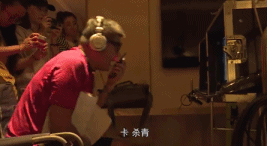 《甜蜜暴击》杀青特辑:鹿晗拍照不光手势酷炫,小表情也又帅又拽