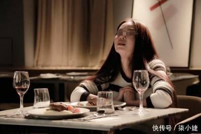 闺蜜来我家聚餐,吃饭时筷子掉地下,低头看到一幕,我怒掀桌子