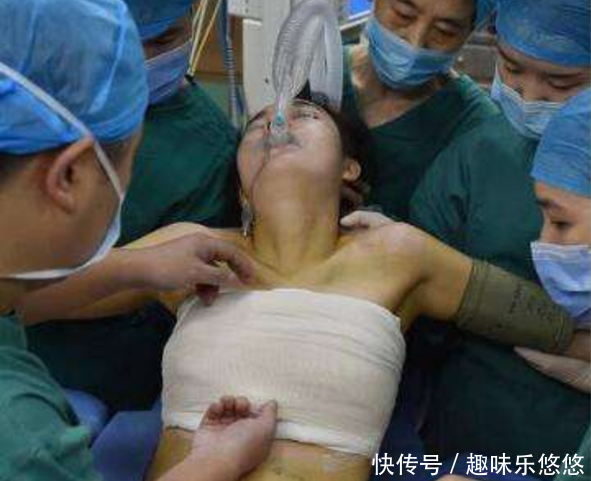 女孩去做隆胸手术，医生看到女孩胸前的纹身后，吓得急忙报警