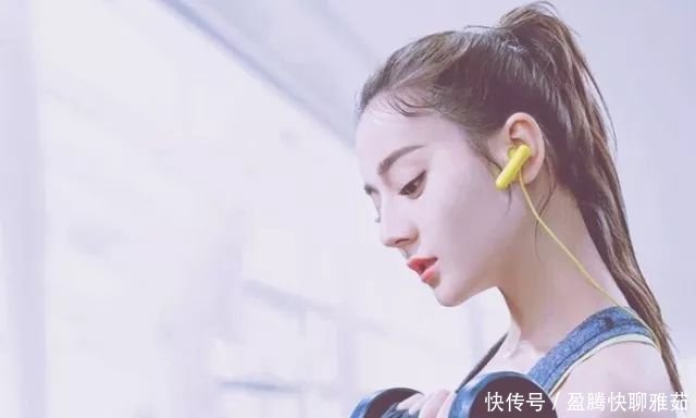 迪丽热巴运动装拍出18岁的感觉,关晓彤运动装