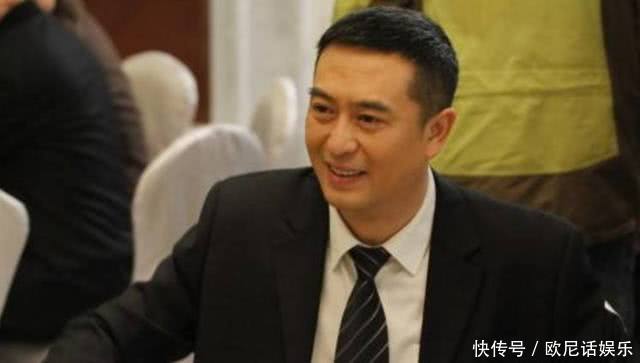 他背驼走路晃却三得影帝,娶2任妻子差别太大