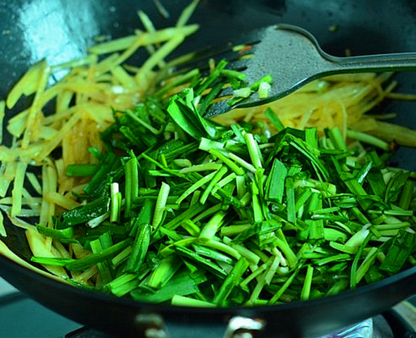 炒土豆丝时加点它,健脾养胃排毒素,还能预防动