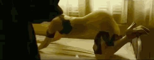 许晴49岁靠美臀线上热搜，什么样的女人敢这么狠！