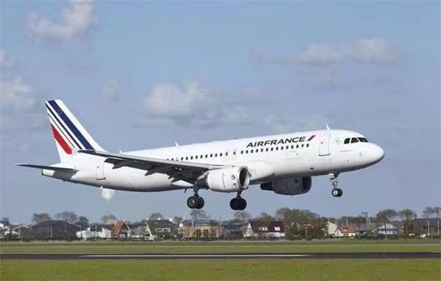 美国亚特兰大国际机场在\＂世界最繁忙机场\＂评选活动中位居首位