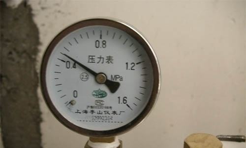 装完地暖后,家里突发漏水,两万块钱的地板都被