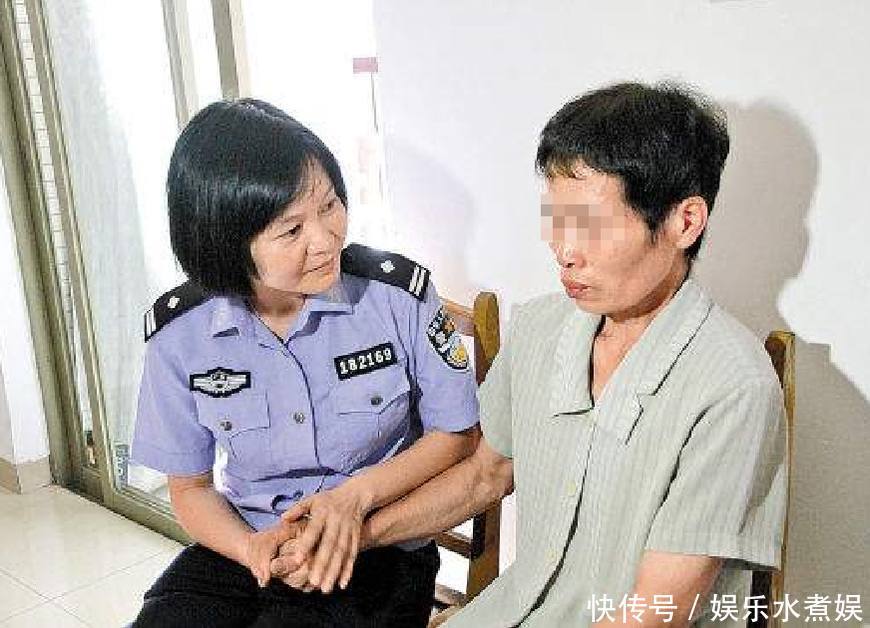 男子没关门倒头就睡，邻居大婶路过，大婶：我真的控制不住自己