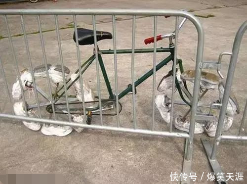 搞笑GIF:破洞牛仔裤是不是很伤膝盖啊?