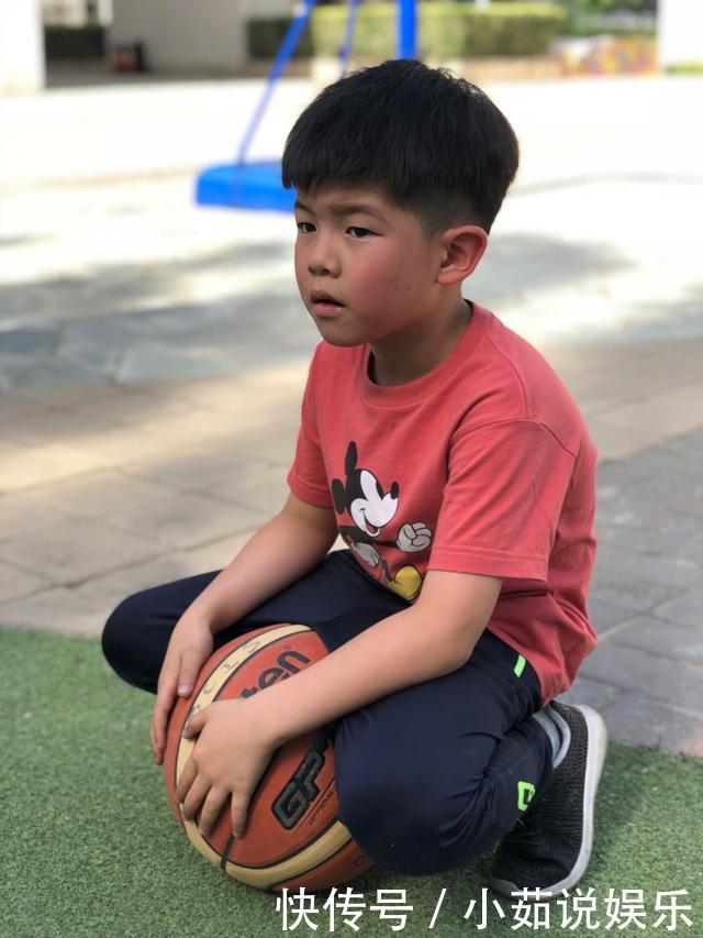 安吉练完足球练篮球,小脸红扑扑都晒黑了,被粉