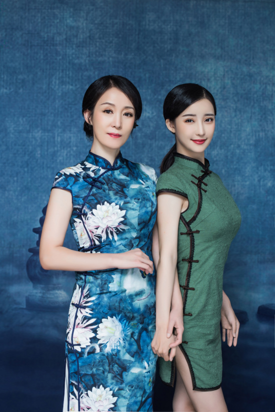 组图:刘凡菲旗袍写真温婉优雅 与母亲似姐妹-北京时间