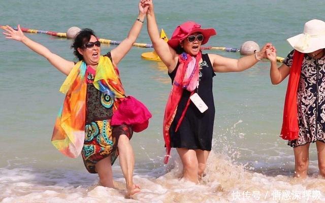 中国大妈出游拍照的标配墨镜、丝巾、防晒帽