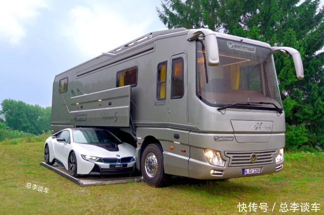 130万美元的房车,自带跑车停车位,内饰好像缩